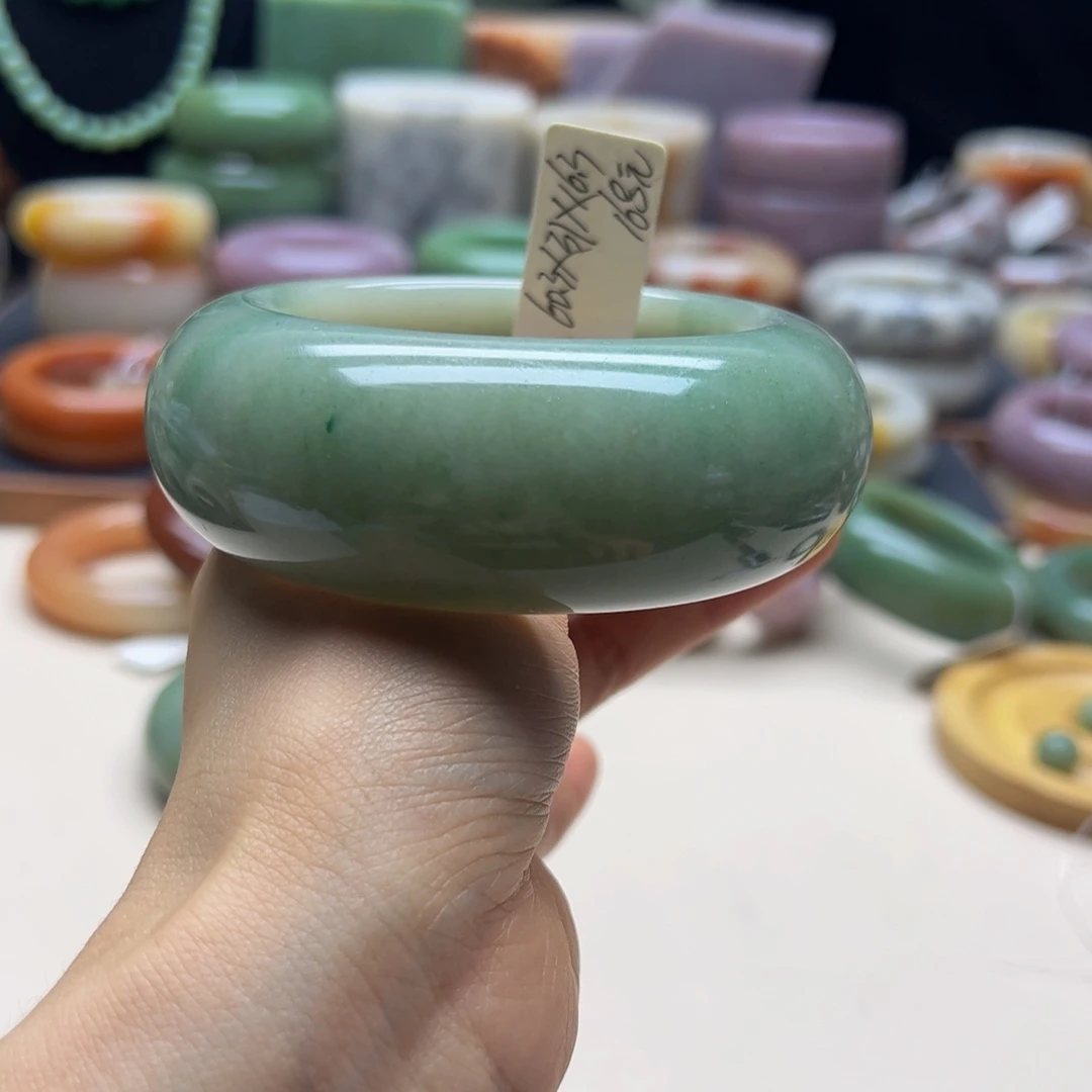 大***鹅未镶嵌手镯石英岩玉