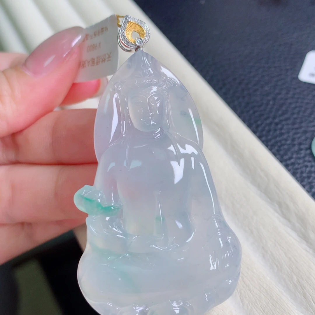 翡翠18K金镶嵌颈饰观音