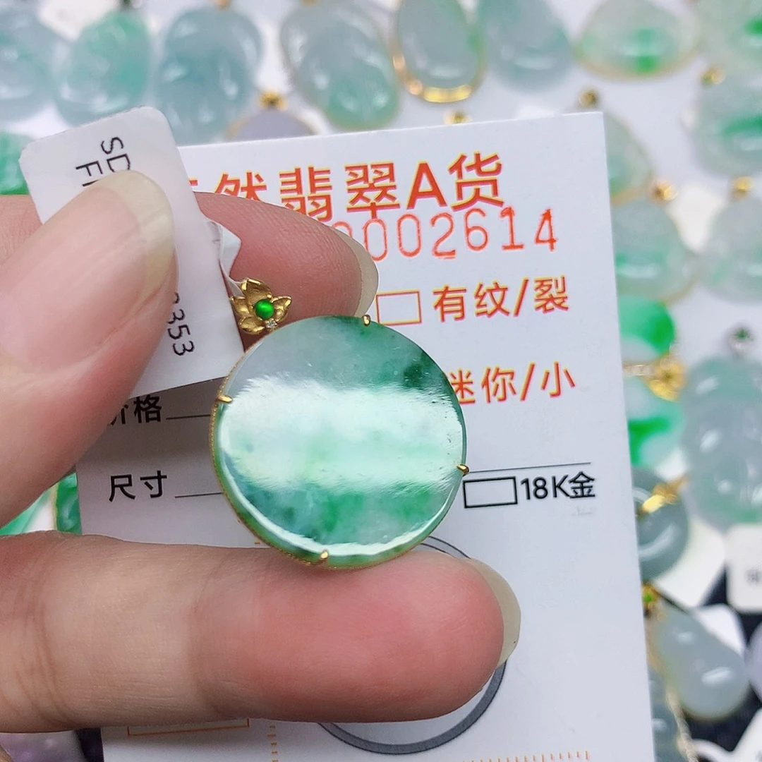 翡翠18K金镶嵌颈饰翡翠