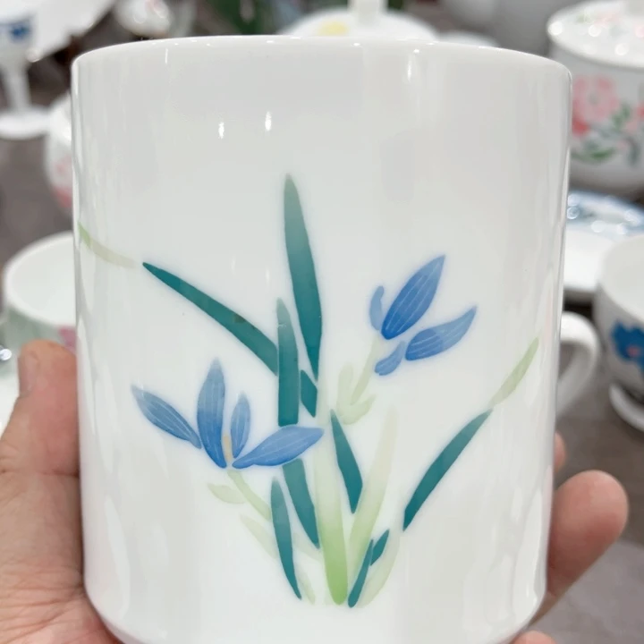 碟釉下五彩的瓷器和瓷器