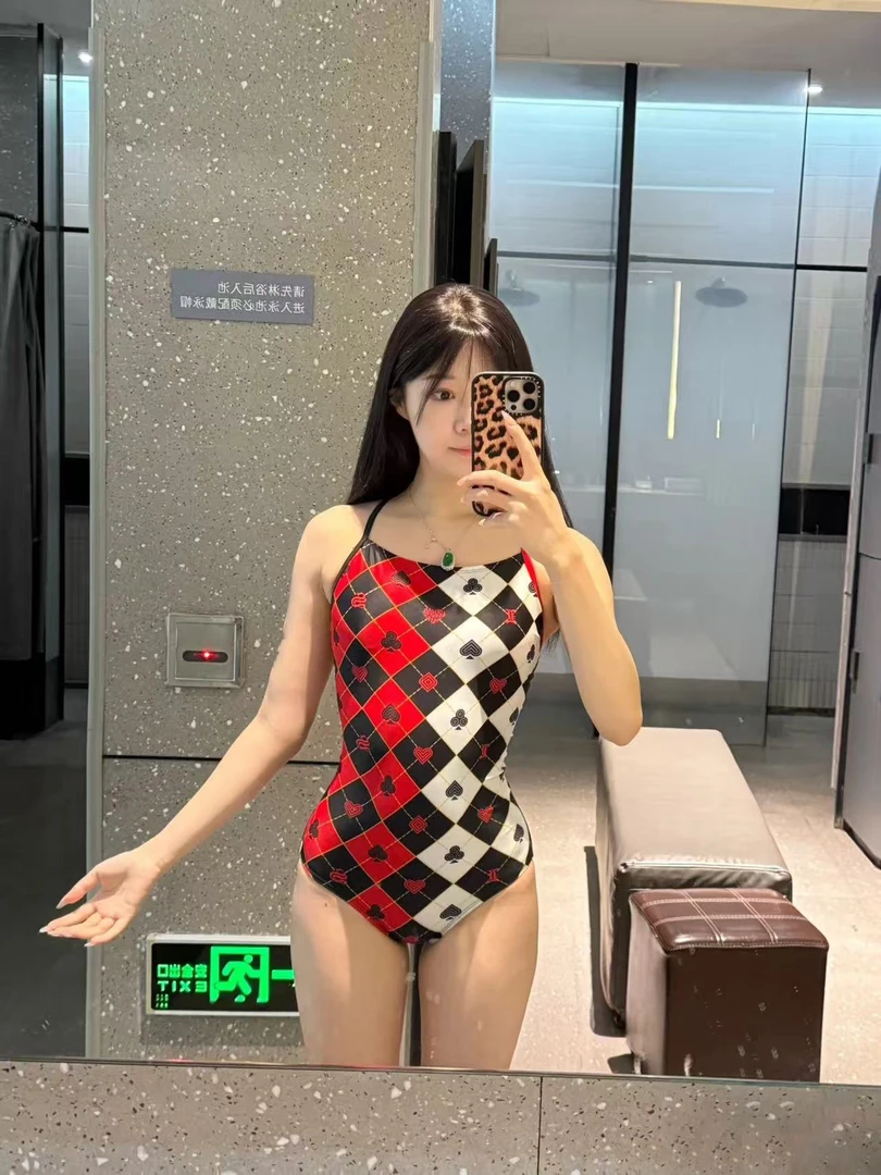 2025新款扑克牌美背竞速低开叉包臀遮肚显瘦连体女游泳衣
