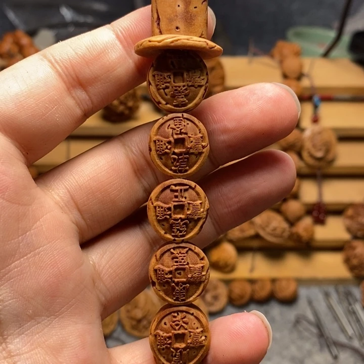 桃核雕刻金钱剑一把