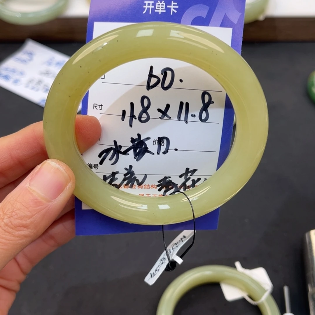 百***合和田玉未镶嵌手镯