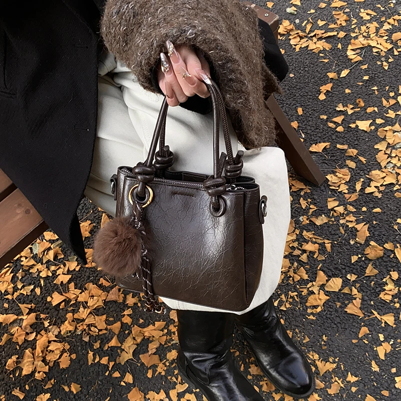 2025新款超时尚小众极简大容量腋下包上课外出通勤水桶单肩女包