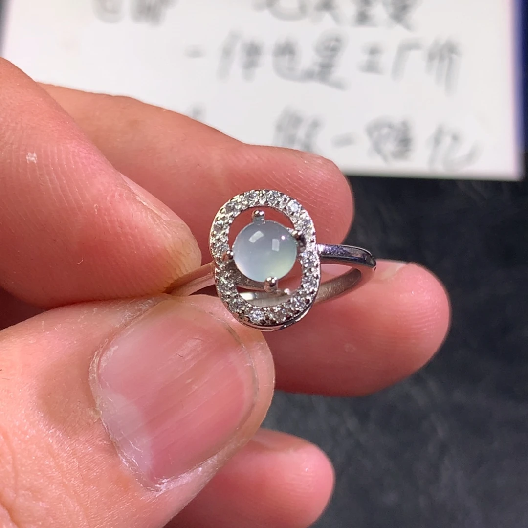 翡翠未镶嵌颈饰戒指