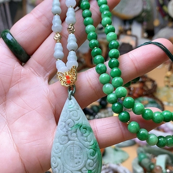 翡翠颈饰未镶嵌一套1