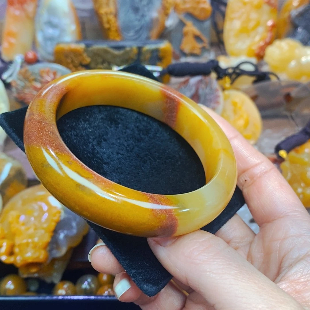 未镶嵌石英质玉（黄龙玉）颈饰