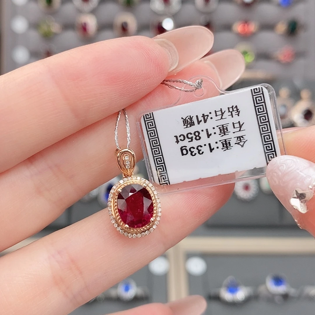 18K金镶嵌颈饰碧玺1.85。