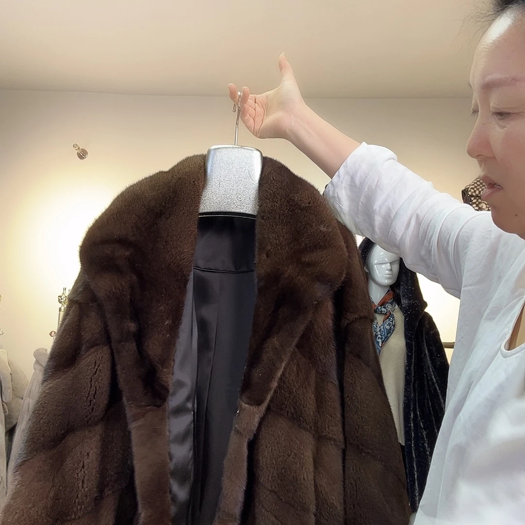 皮草搭配黑色西装