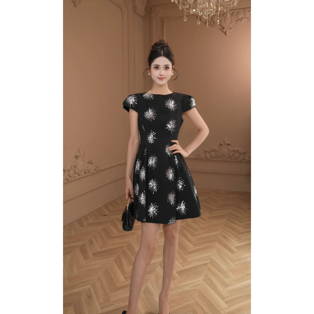 【柒老板定制】新款时尚亮片拼接收腰小个子黑色赫本风小黑裙30920
