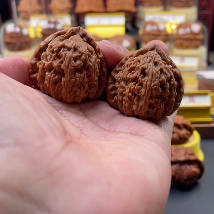 艾***杨文玩核桃吊坠三角白，尺寸38