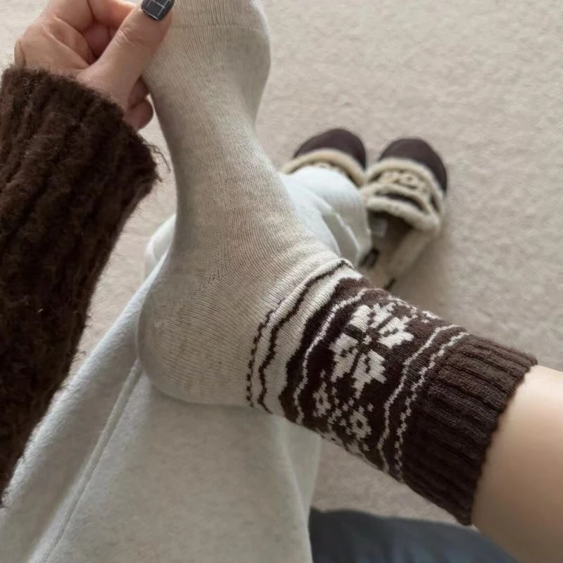 秋冬复古北欧费尔岛雪花袜子女中筒袜学院风长袜黑白灰简约百搭