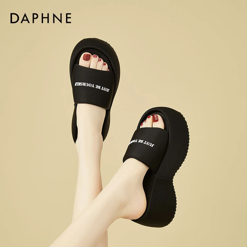 达芙妮黑色厚底防滑拖鞋女夏外穿2025新款增高配裙子法式一字凉拖