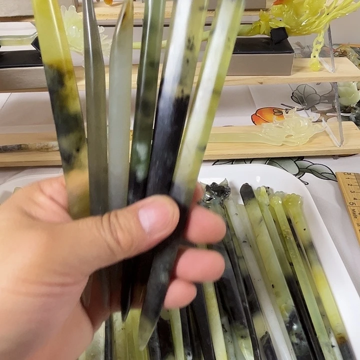 笑***扬蛇纹石玉未镶嵌发簪