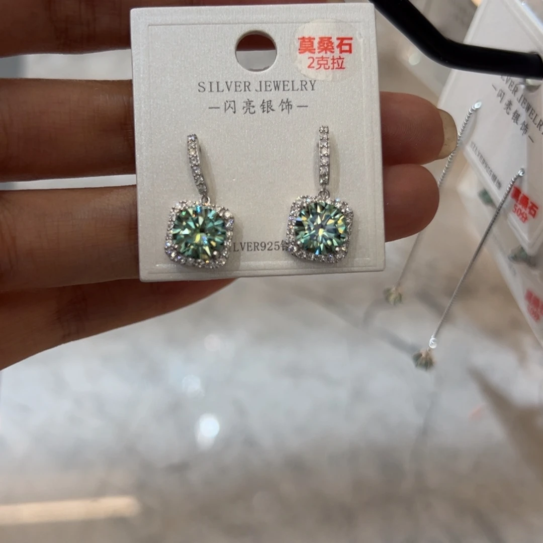 925银合成碳硅石蓝绿两克拉方耳钉