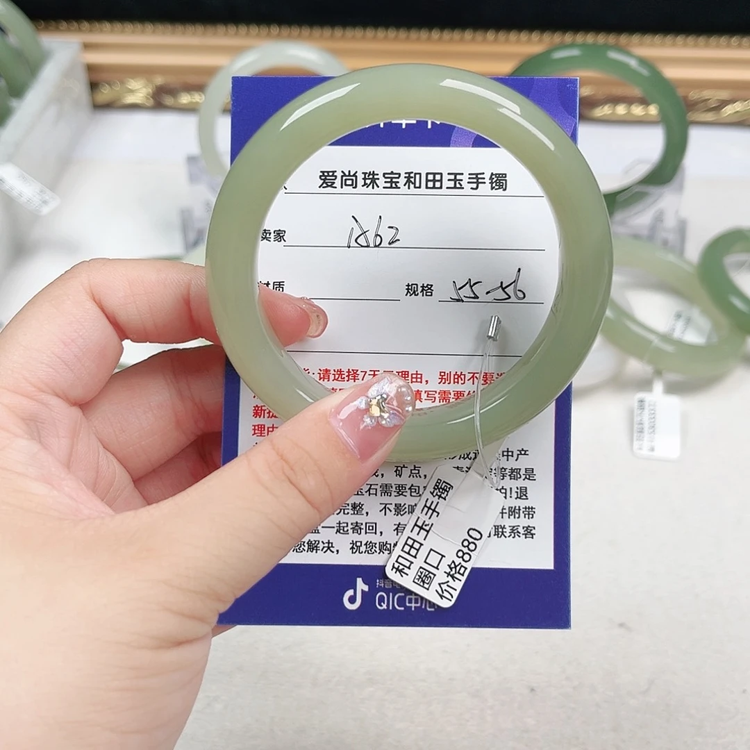 和田玉手镯未镶嵌脑***了