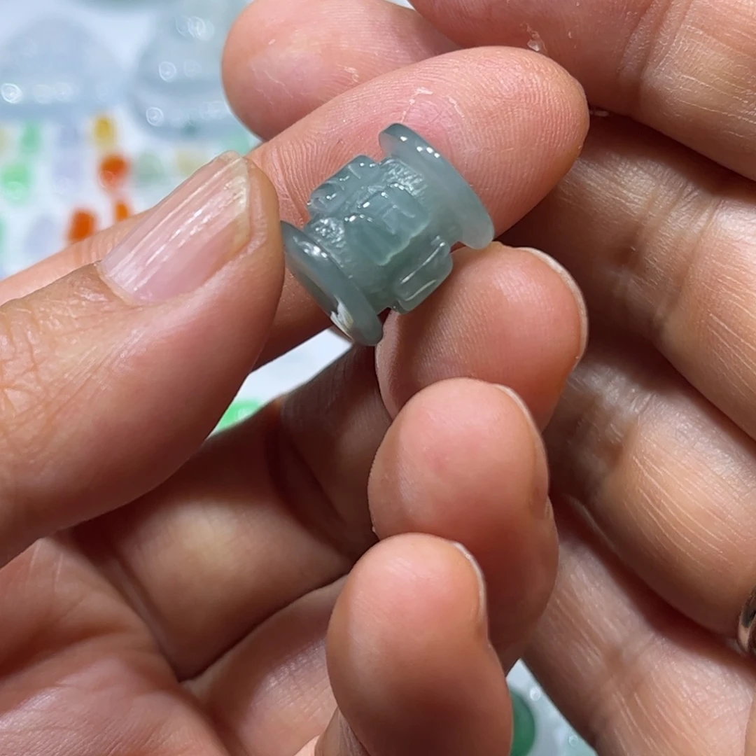 翡翠未镶嵌颈饰六字真言危