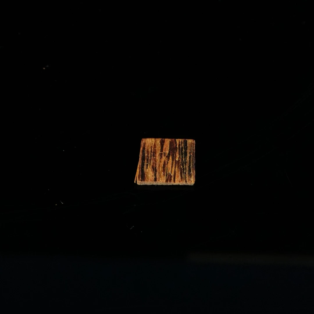B5575 越南芽庄白奇楠沉水方块料 1.1x1.13x0.16cm 0.15g