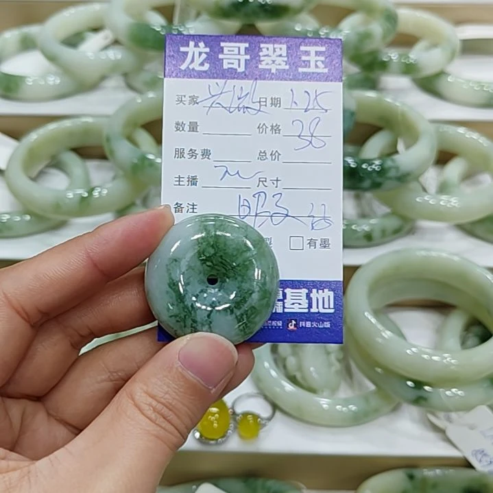 透闪石-蛇纹石玉颈饰未镶嵌兴****郑