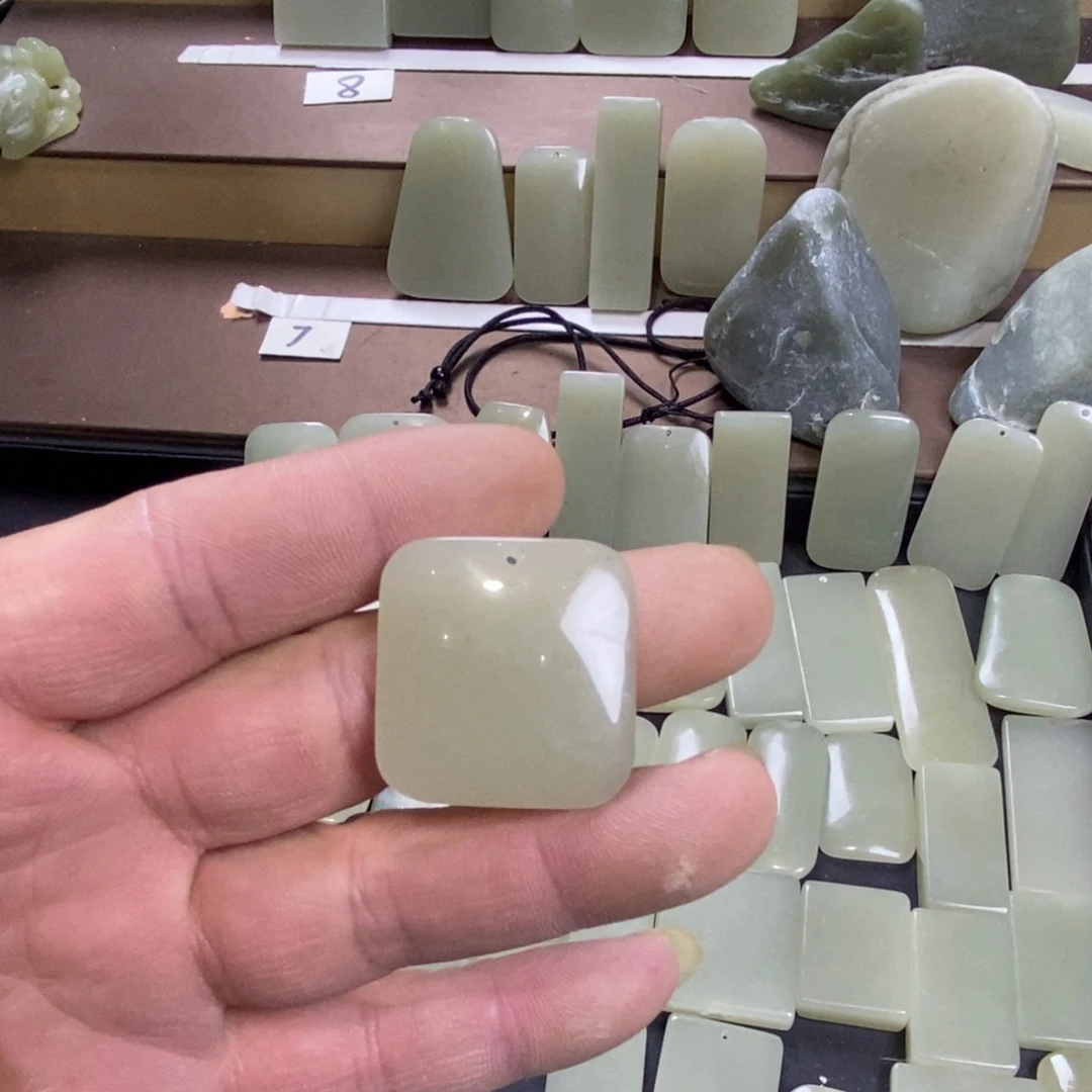 颈饰未镶嵌和田玉方*K012