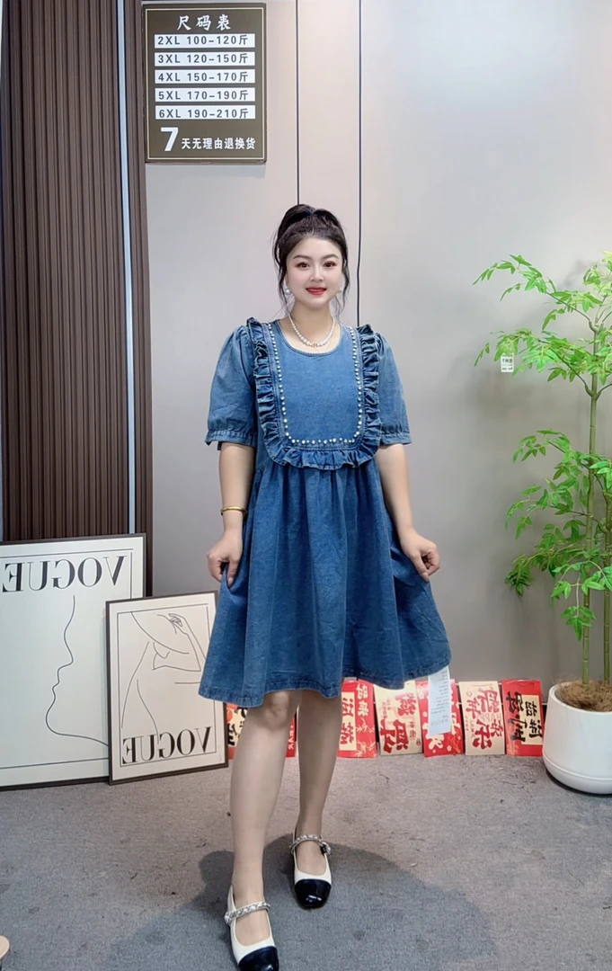 佳奇家8272洋气做旧大码女装牛仔蓝色镶钻木耳边宽松遮肉连衣裙