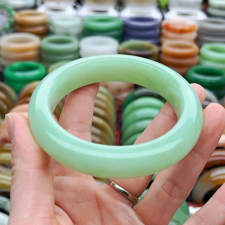 未镶嵌手镯（圆镯）石英质玉