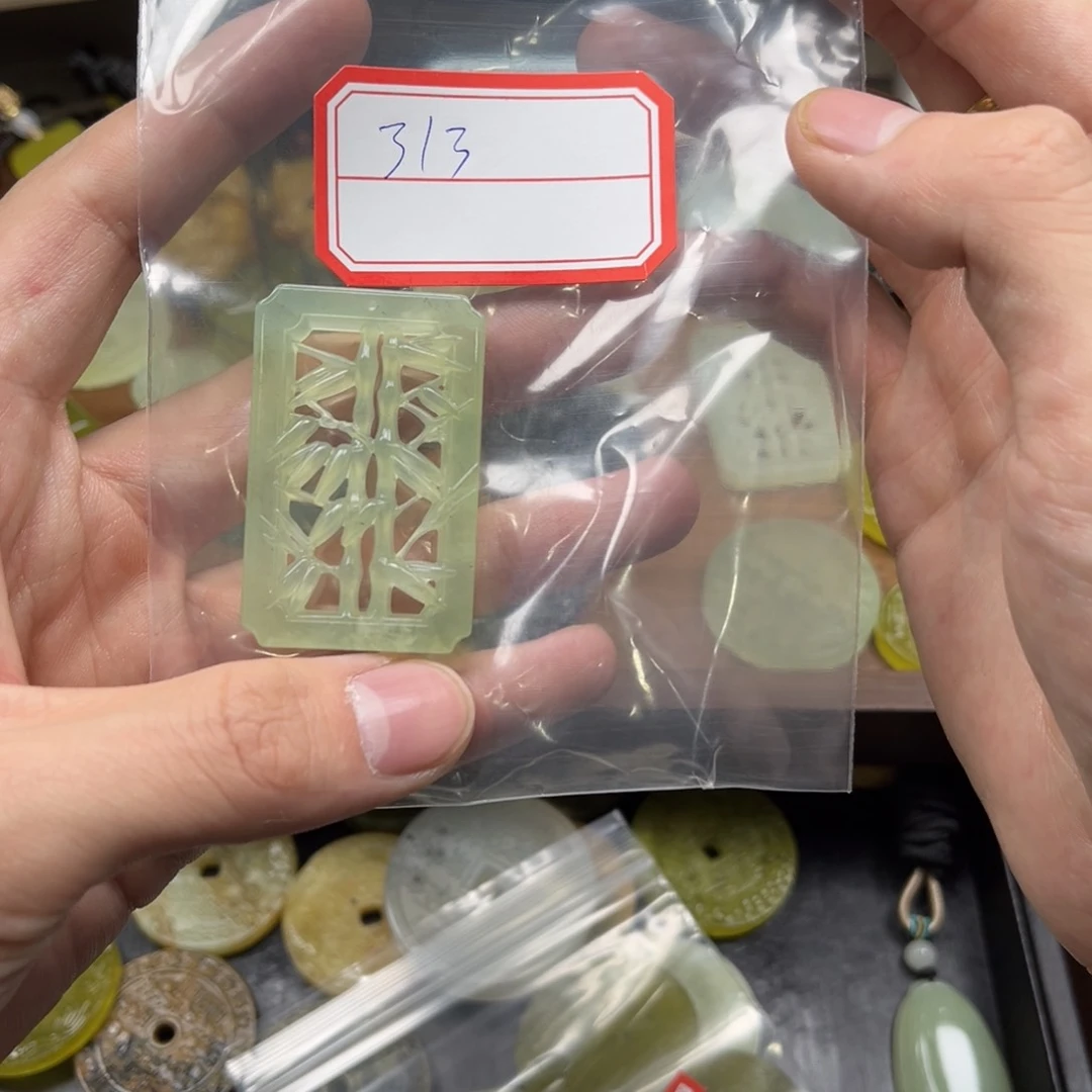 蛇纹石玉颈饰合金谦**°