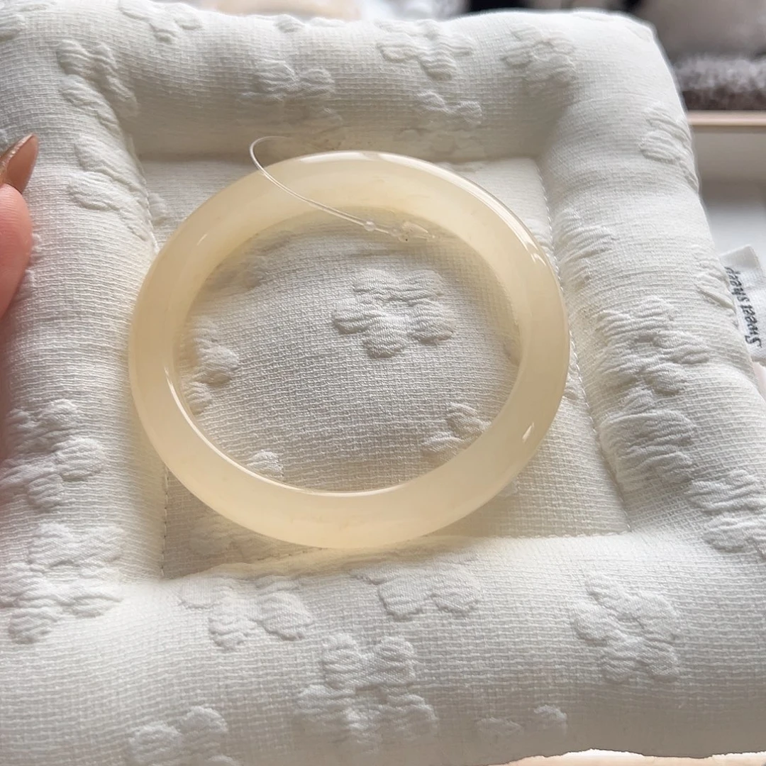 当***归石英质玉未镶嵌手镯