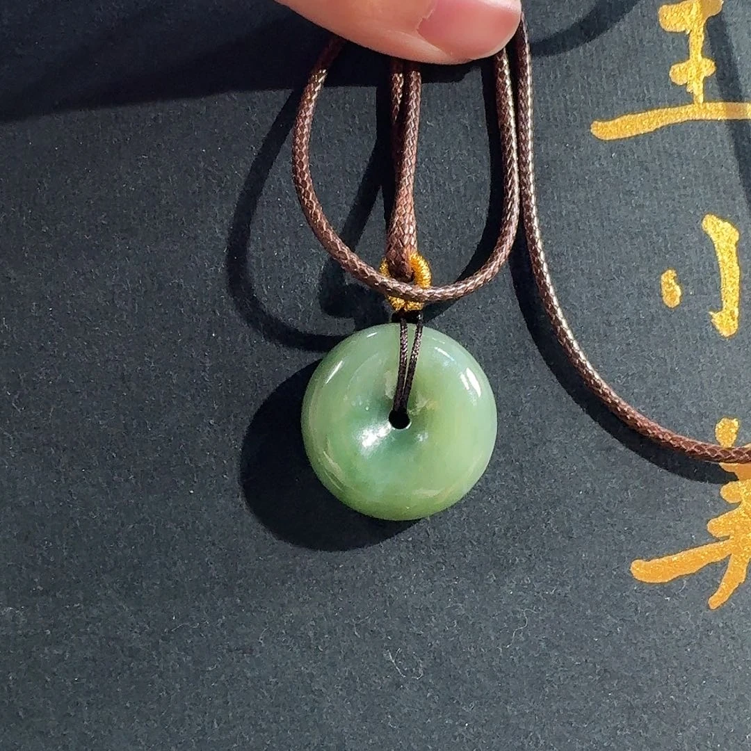 和田玉未镶嵌颈饰黑羊洞