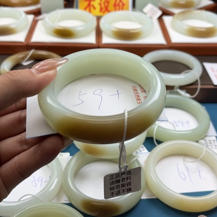 和田玉手镯未镶嵌