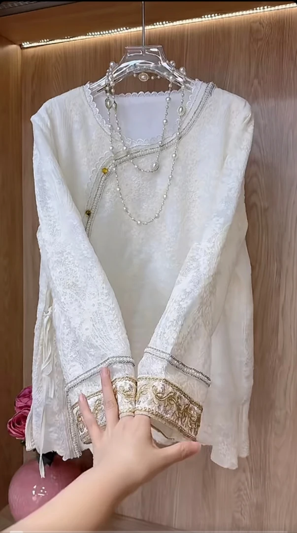 芃芃8562春季新款大码女装新中式国风斜襟钉珠拼接织带提花蕾丝衫