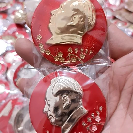 铝湖**影圆形红色文字像章