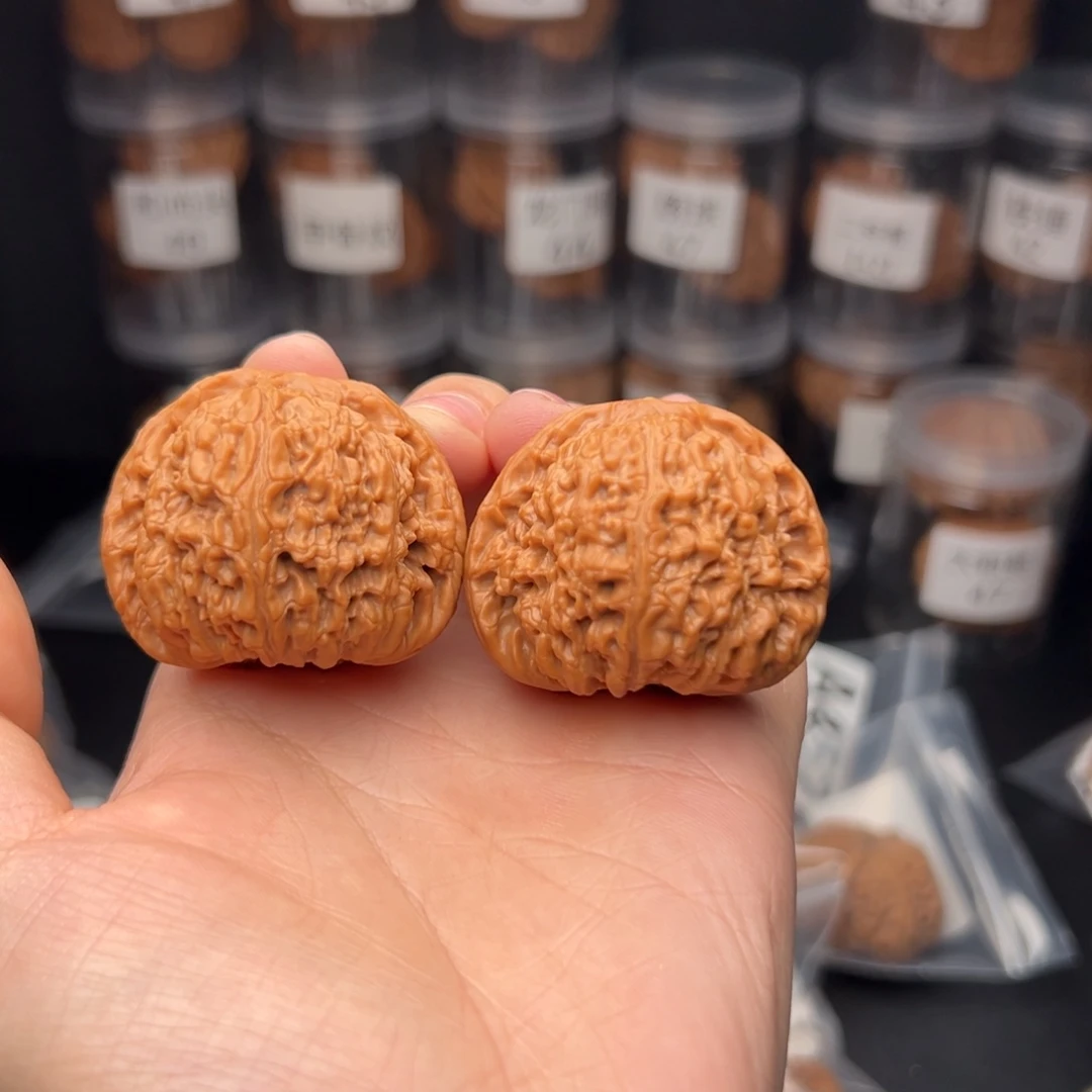 文玩核桃吊坠一*人南蒋石