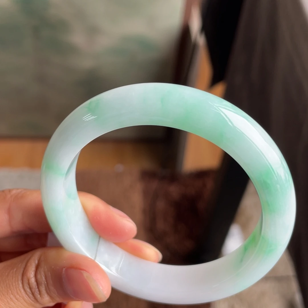 翡翠手镯未镶嵌白底青