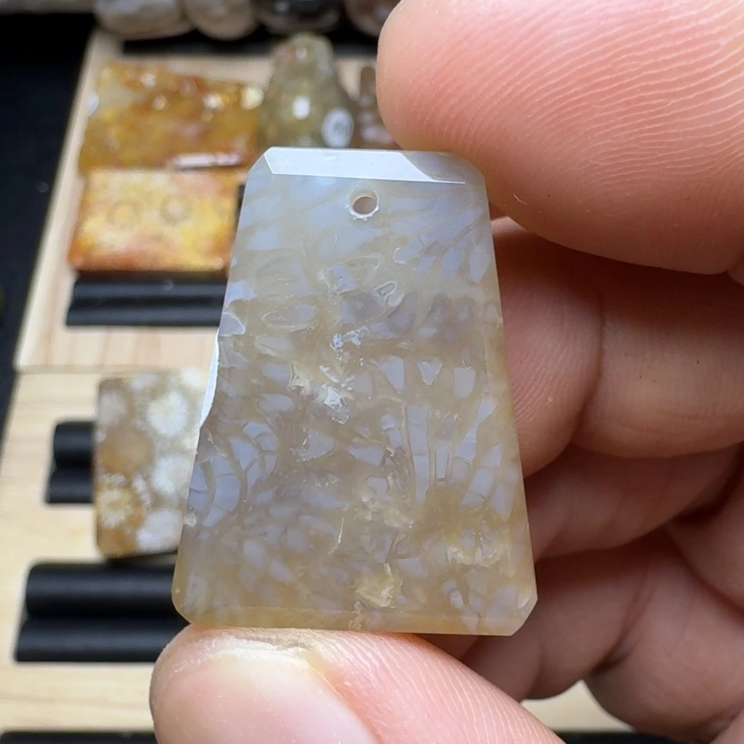 未镶嵌纯天然色有机玉石保真色硅化玉