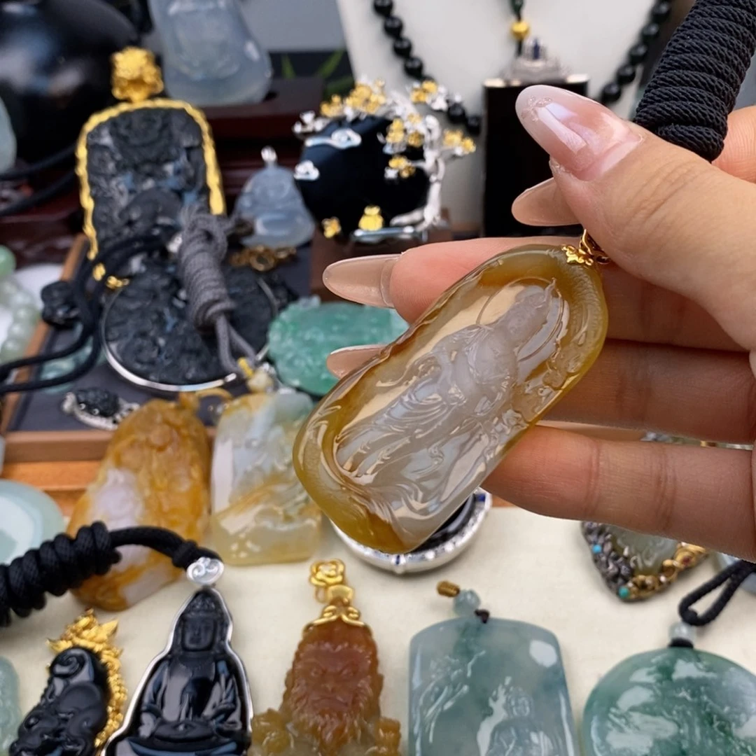 翡翠未镶嵌颈饰卢*