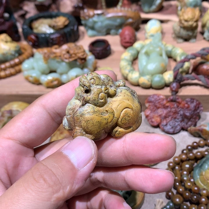 未镶嵌岫岩河磨玉（透闪石质玉）挂件