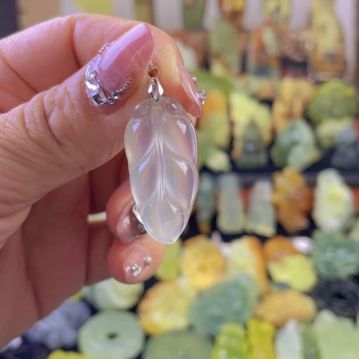 蛇纹石玉颈饰合金