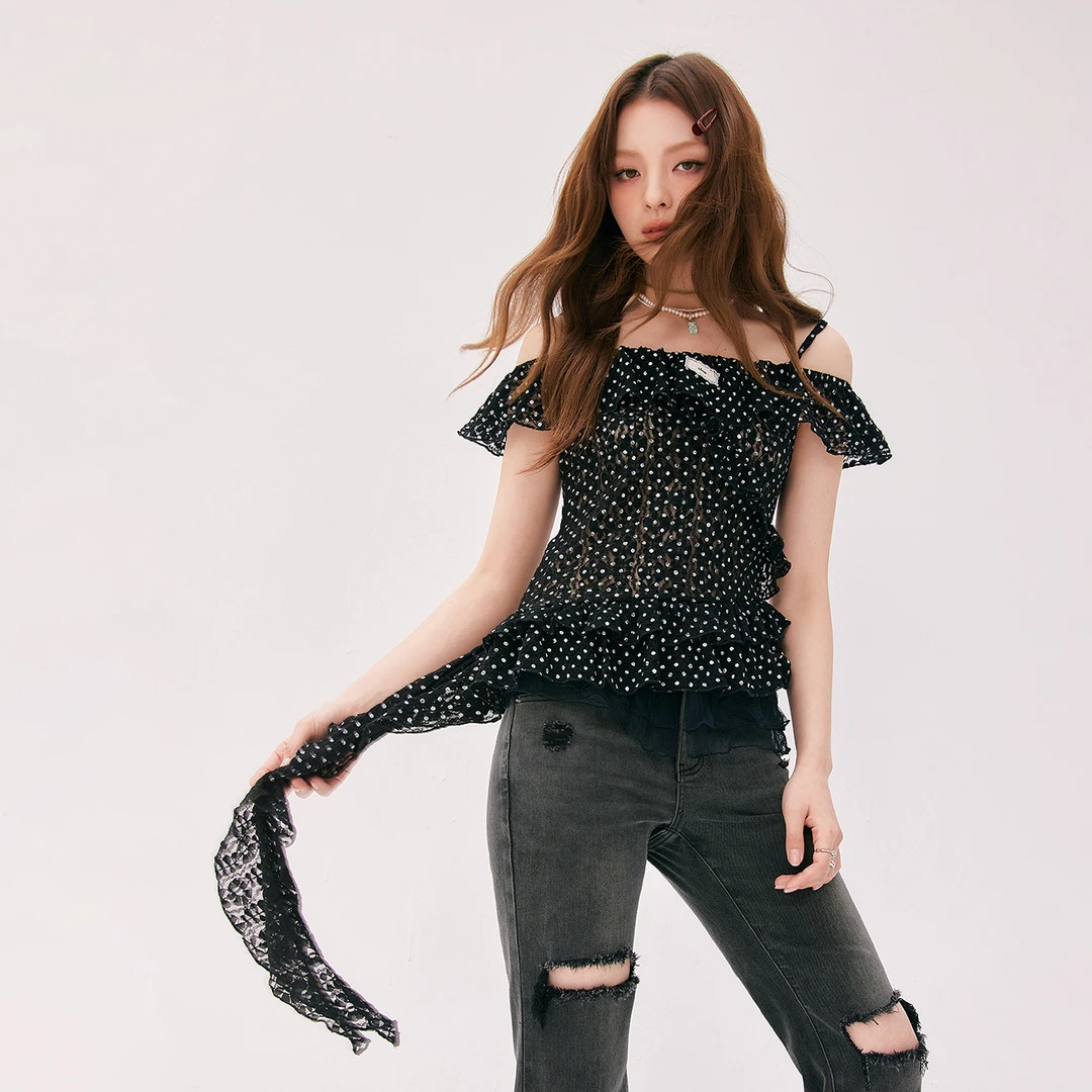 CHUU一字肩设计钩花不对称荷叶边韩系气质雪纺衫FHRF002W