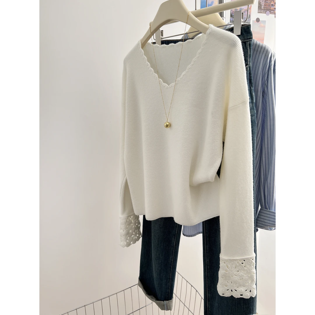 韩版设计感显瘦白色花边v领长袖针织打底衫冬季新款宽松百搭上衣