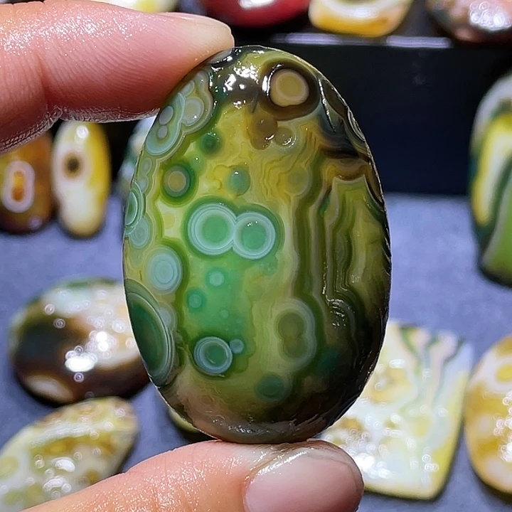 小***豆玛瑙/玉髓未镶嵌珠宝奇石