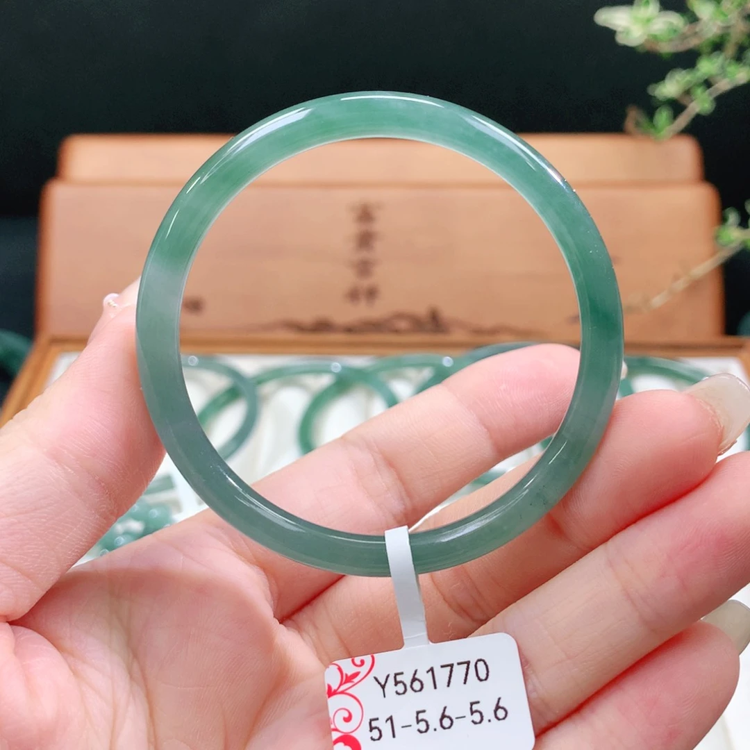 翡翠手镯未镶嵌天然