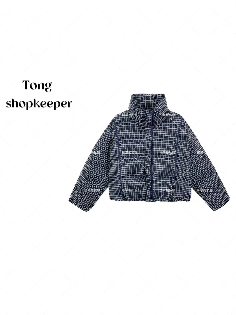 QJ/彤掌柜1682630 秋冬2025法式设计格纹时髦立领厚实防寒羽绒服