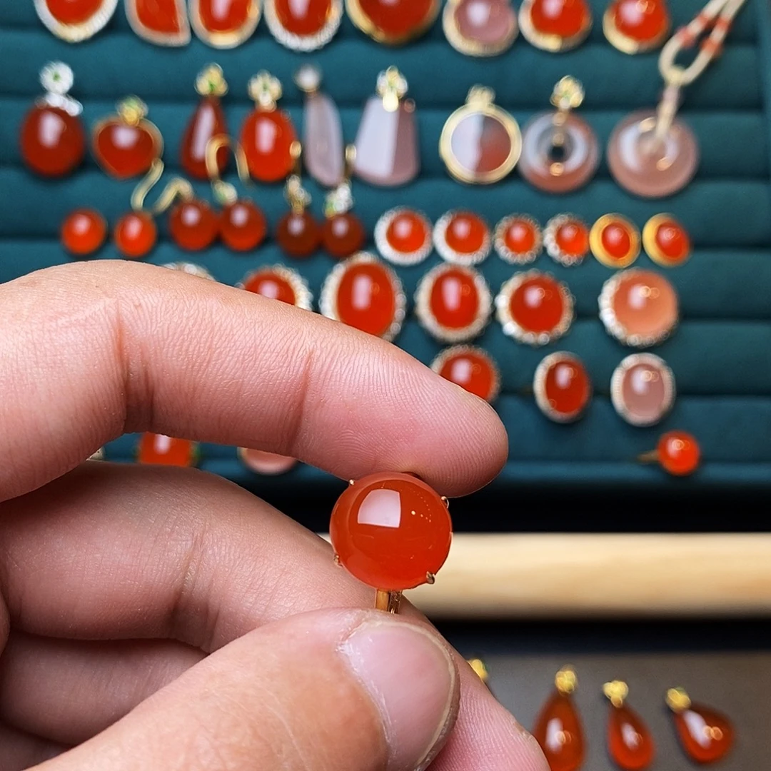 18K金镶嵌南红玛瑙戒指