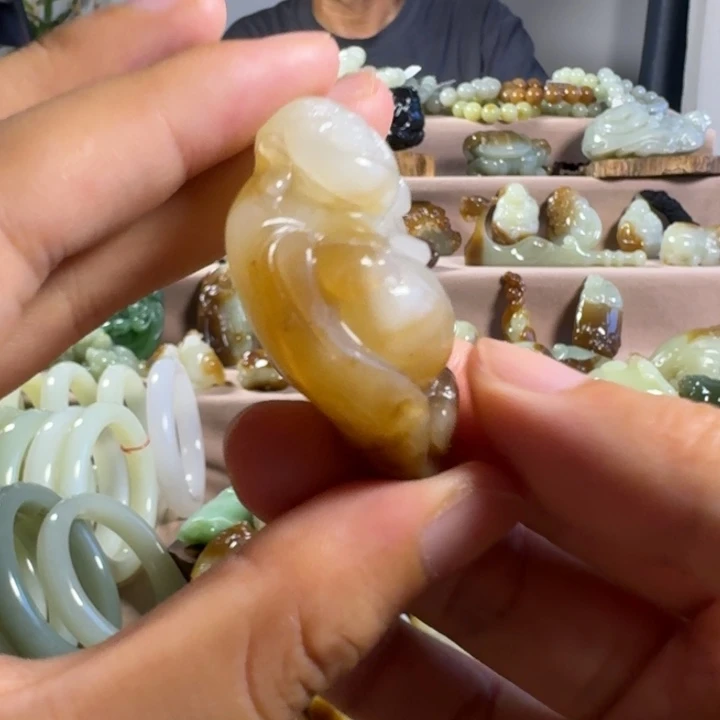 颈饰未镶嵌和田玉（糖玉）