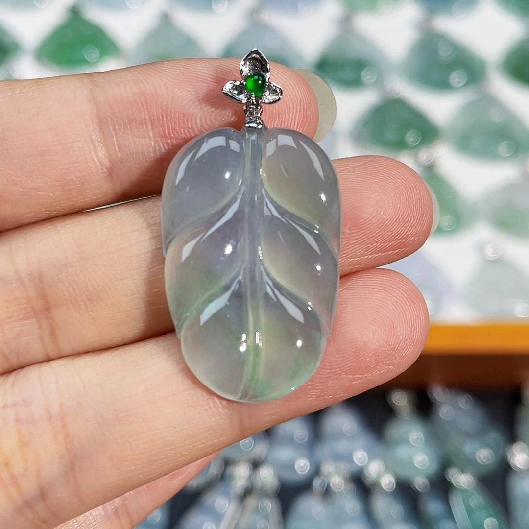 翡翠18K金镶嵌颈饰吊坠