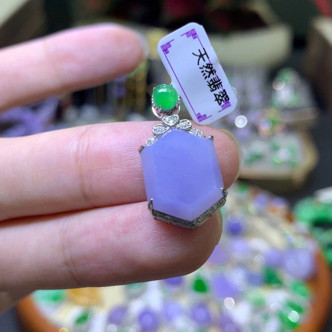颈饰18K金镶嵌翡翠