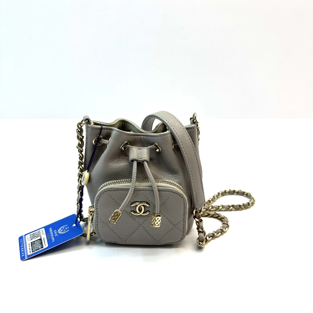 95新 Chanel/香奈儿 98新 22B 荔枝纹牛皮淡灰色mini抽绳水桶包