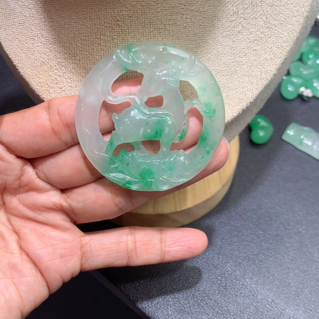 颈饰未镶嵌石英质玉（非洲翠）