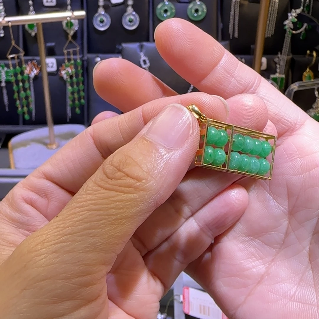颈饰18K金镶嵌翡翠